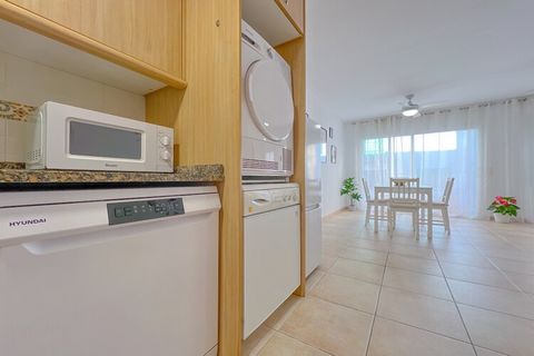 Disfrute de una estancia relajante en este encantador apartamento de 3 dormitorios, perfectamente ubicado a pocos pasos de la playa y del pintoresco paseo marítimo de Blanes. Con impresionantes vistas al mar y al puerto desde el balcón, este refugio ...