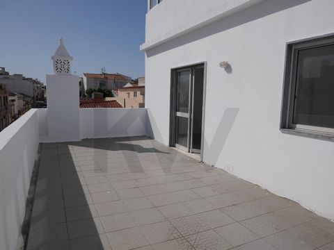This property in Portimão offers an excellent opportunity for your own home or investment! 3-bedroom apartment with excellent terraces, with a usable area of ​​101m2 and a gross dependent area of ​​139.87m2 (including 3.75m2 balcony, 10.50m2 storage ...