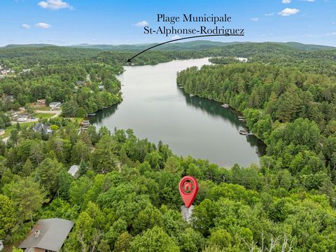 Située à moins d'une heure de Montréal, cette propriété vous plonge en nature tout en étant à quelques minutes du village et à proximité du lac Pierre. Profitez d'un accès à une plage publique, du terrain boisé de plus de 12 000 pieds carrés ainsi qu...