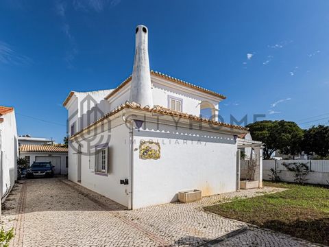 ******* EXCLUSIVO ******* Moradia T3 isolada no centro da Vila de Tunes numa rua acessível , perto de escolas, transportes públicos, restaurantes e vários serviços. A Moradia é composta por: No res do chão: - Hall de entrada - Cozinha equipada, com d...