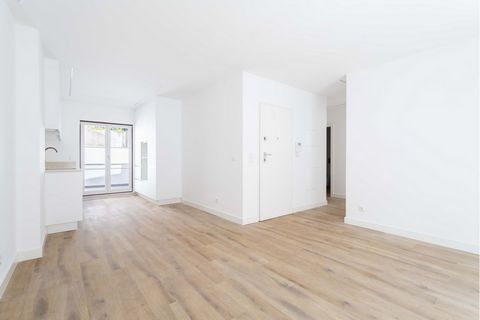 Magnífico apartamento T2 com 81m2 + 10m2 de varanda onde cada detalhe foi cuidadosamente pensado para oferecer conforto e funcionalidade. O imóvel possui dois quartos, sendo um deles suíte, sala e cozinha integrados e uma excelente varanda. Ideal par...