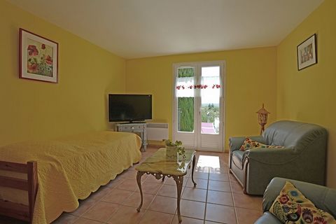 This air-conditioned holiday home in the charming village of Saint-Maximin is perfect for couples seeking a peaceful escape in the Gard region. With a private swimming pool and a shaded terrace, you’ll enjoy tranquil mornings and relaxing evenings su...
