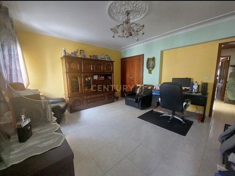 Descubra este encantador apartamento T2 em Alenquer, Lisboa, por apenas 195.000. Com uma área de 76.72m², este imóvel oferece um espaço ideal para quem procura conforto e tranquilidade, aliado à proximidade de todas as comodidades urbanas. O apartame...