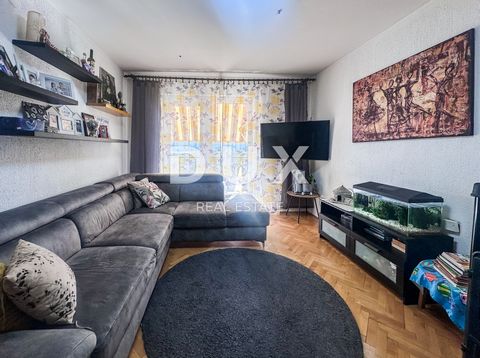 Location: Primorsko-goranska županija, Rijeka, Škurinje. RIJEKA, ŠKURINJE - 2BR + BA with a panoramic view For sale is a neat and well-maintained apartment of 72 m² located in Škurinje. The apartment consists of two comfortable rooms, a kitchen with ...