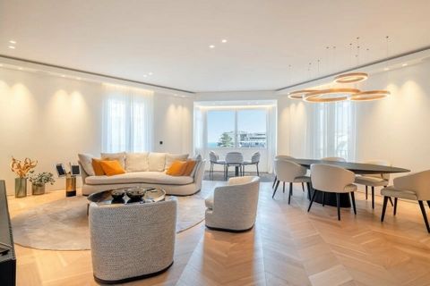 Golden Square, in een charmante residentie in burgerlijke stijl van 6 verdiepingen met uitzicht op het Casinoplein. Uniek en zeldzaam 4-kamer appartement met 185 m² woonoppervlak en 15 m² balkons. Het is gerenoveerd met luxe afwerking en heeft hoge p...