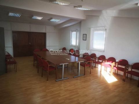 We are renting out office space located on the first floor of a commercial building in an excellent location. The office space has an area of 450m2 and consists of multiple office rooms, a kitchenette, five restrooms, and one flat that is included as...