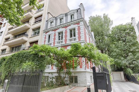 Suchet - Jasmin, dicht bij de scholen en winkels van Avenue Mozart, Charmant oud herenhuis gebouwd in 1860 met een oppervlakte van 312 m2 op 241 m2 grond met wintertuin. Entree, een mooie ontvangstruimte met open haard behandeld met parketvloeren, ho...