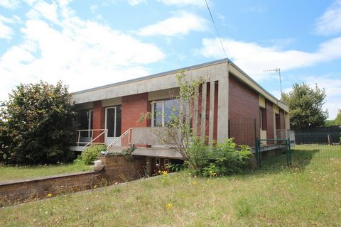 Gelegen in Saint-Léger-des-Vignes, biedt deze architectenwoning uit de jaren 70 een groot potentieel na renovatie. Het is gebouwd op een souterrain en bestaat uit een aparte keuken, een ruime lichte woonkamer van 40 m2, een badkamer, een apart toilet...