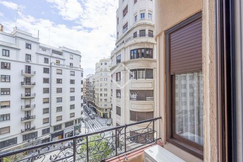 Lucas Fox presents this apartment on the fifth floor of a stately building with a concierge in a prime area of Valencia, near the Mercat. The property stands out for its spaciousness, classic elegance, and extraordinary light. Upon entering, you'll f...