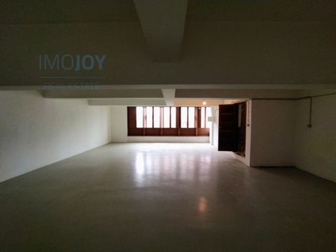 Excellent opportunity to install your business in a space with a privileged location in the centre of Porto. This 85 m2 office, located on the 1st floor of a mixed building, offers a spacious, functional environment with excellent sun exposure to the...