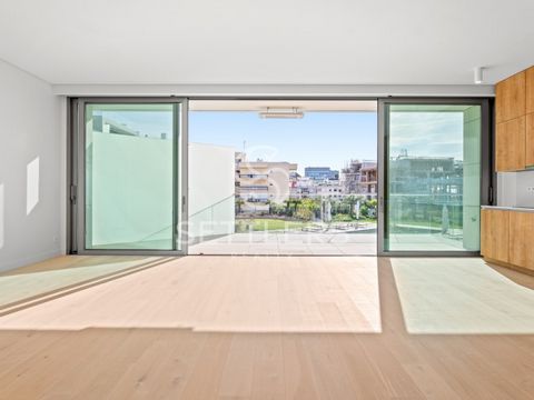 Apartamento T2 com vista mar, no prestigiado 'Condomínio Bayview Horizon', no centro de Cascais. Localizado em segundo andar e com uma área bruta de mais de 169 m2, é composto por: Hall de entrada (6,74 m2) com roupeiro, Sala (45,15 m2), orientada a ...