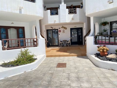 ! Bienvenue au Paradis ! Ce bel appartement extérieur au rez-de-chaussée, sans ascenseur dans un complexe avec piscine sur l’île de Costa de Teguise de Lanzarote, à proximité des zones commerciales et de la plage, se compose de 1 chambre, salle de ba...