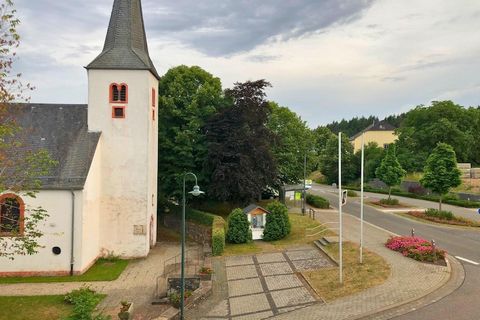 Dit gezellige appartement in het rustige dorpje Pellingen biedt een ontspannen verblijf voor twee personen en is daarmee de ideale keuze voor stellen of vrienden die op zoek zijn naar een rustig toevluchtsoord op het platteland. De gezellige woonkame...