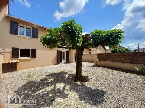 MIJN IMMO u van Bergerac, kom om dit coquette huis van 70 m² te ontdekken, zeer goed onderhouden, ideaal voor een rustig leven in de Dordogne. Het bestaat uit: ✨ Een lichte woonkamer ️ Een functionele keuken ️ Twee comfortabele slaapkamers Een douche...