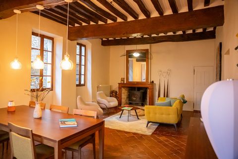 LIEFDE OP HET EERSTE GEZICHT GEGARANDEERD! AUTHENTIEK STENEN HUIS, DOORDRENKT VAN GESCHIEDENIS, MET TERRAS. PANORAMISCH In het hart van de middeleeuwse stad ligt dit prachtige stenen herenhuis, met zeldzame elegantie en assertieve persoonlijkheid. Me...
