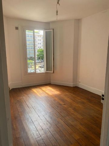 Sabine Caylet vous propose à Montrouge (92120), dans le recherché quartier Jean Jaurès, un charmant deux pièces de 35 m² situé au 2e étage d'un immeuble ancien (début XXe siècle) sans ascenseur. Lumineux et bien agencé, il se compose, d'un salon avec...