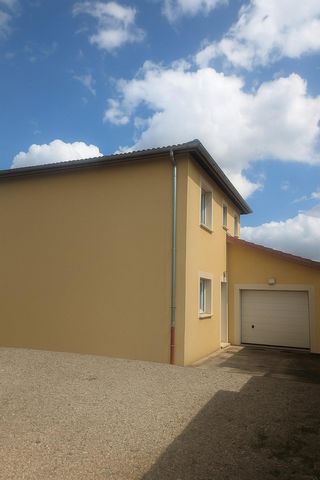 Au calme et au fond d’une impasse avec accès sécurisé, à proximité des commerces, des transports et des axes routiers, vous serez séduit(e) par cette maison familiale idéalement agencée.