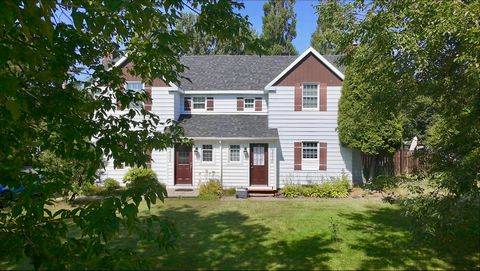 Love at first sight in the heart of Arvida! Discover this charming semi-detached house, where period character meets modern comfort. Carefully renovated, it offers 3 bright bedrooms, 2 beautiful marble bathrooms and a warm atmosphere on each floor. T...