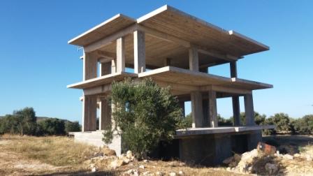 Faneromeni-Sitia Half afgewerkt huis in Faneromeni in Sitia. De begane grond is 105 m2, de 1e verdieping 95 m2 en het souterrain is ook 105 m2. Het huis is gelegen op een perceel van 4035m2 met olijfbomen. Ten slotte heeft het een zeer goede toegang,...