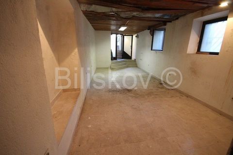 SPLIT, MANUŠBusiness space on the ground floor, 60 m2, with an outdoor window to the street. The location is very suitable for catering, office, travel agency, etc. The location is also suitable for conversion into an apartment.www.biliskov.com ID: 9...