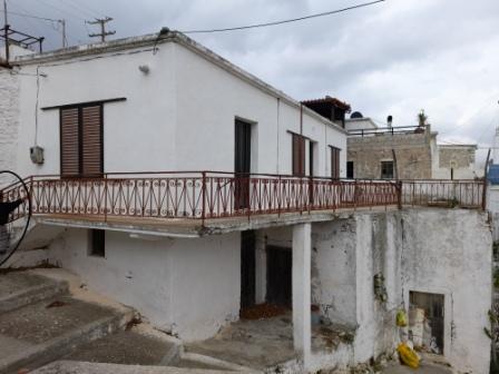 Messa Apidi - Sitia Traditioneel stenen huis van 50m2 met groot balkon dat gemoderniseerd moet worden. Het huis bestaat uit een open keuken-woonkamer, een slaapkamer, een buitenbadkamer en een zeer groot balkon. Er is een kelder van 45m2 die aan reno...