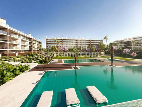 LuxuriÃ¶se private Wohnanlage mit herrlichem Blick auf den Tejo und Lissabon. GroÃŸer angelegter Garten, drei Salzwasserpools (einer beheizt), Bereich mit Springbrunnen, WasserfÃ¤llen, Sauna, viel Wohnraum, Zusammenarbeit, Bibliothek, Wohnzimmer, Ã¼b...