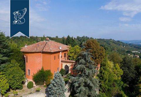Questo meraviglioso castello di lusso, in provincia di Cuneo, è in vendita in posizione privilegiata sulle colline delle Langhe. La proprietà di lusso ha una superficie complessiva di 1.400 mq e si sviluppa su tre livelli oltre al piano seminterrato....