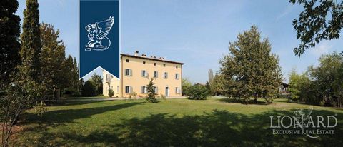 The villa for sale is an ancient complex of buildings that dates back to the 13th century and is used as a prestigious relais. The estate includes about one hectare of land and three adjacencies: a 1700 stable and two barchesse for warehouse use buil...