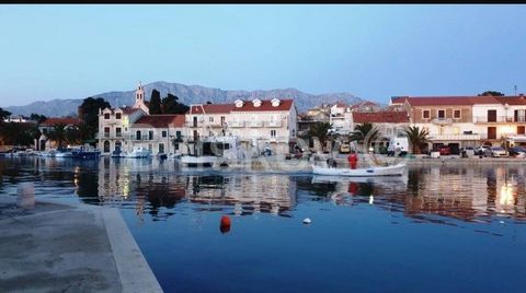 Hvar, Sućuraj apartment 80 m2, and basement of 33 m2, 1st row by the sea The apartment is located in the house, 1st row by the sea on the sea side (