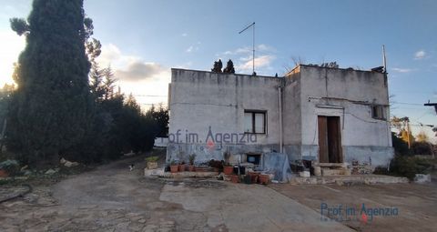 Farmhouse for sale to be renovated in the countryside of Carovigno, located just 1 km from the Torre Guaceto nature reserve, in a quiet and reserved area. The property consists of a main building with 5 rooms divided as follows: entrance into the liv...
