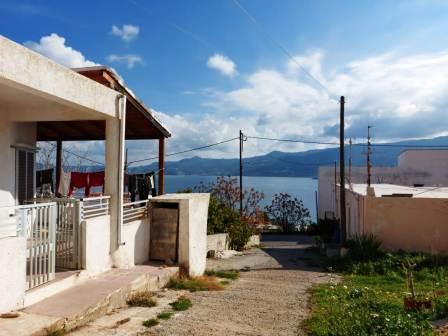 Sitia, Kreta Wschodnia Bardzo duży dom z widokiem na morze w okolicy Kokkina w Sitia. Dom ma 132 m2 z widokiem na morze. Znajduje się na działce o powierzchni 132m2. Dom składa się z otwartej kuchni - salonu - części wypoczynkowej, dwóch sypialni, ła...
