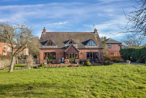 This rare home enjoys a stunning, semi-rural location on the forest side of the town. Situated at the end of a private drive, this four bedroom home built in 1996 enjoys open views and has direct access to the Outwoods and rolling Charnwood hills. Id...