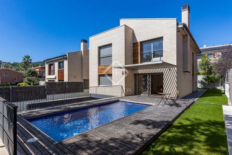 Fantastic modern house with a built area of 386 m² on a 453 m² plot. The house was built in 2019 and is fully equipped to move into. The layout of the house consists of 2 levels plus an extra level in the basement. On the main floor, the house offers...
