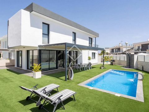 This fantastic independent villa , built in 2018 and tastefully decorated, is located in a quiet area of Gran Alacant, close to the shopping centre , the beach, several restaurants and leisure areas . This modern, south-east facing villa enjoys plent...