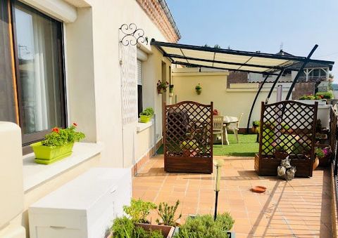 Townhouse with large terrace, garage and workshop. A landing serves the living room, the living room, the kitchen, two bedrooms, bathroom and terrace; A suspended terrace 'a small garden in town'. On the ground floor a laundry room, a bedroom and a b...