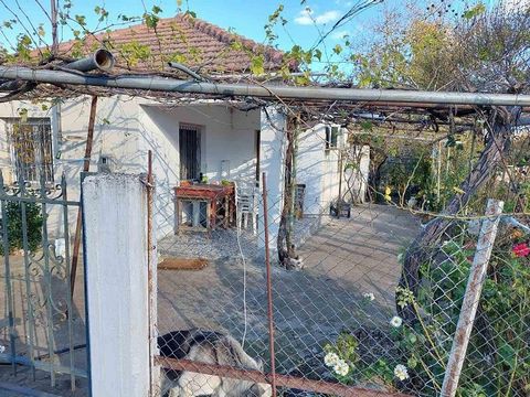 House for sale in Fthiotida. Houses 66 sq.m with 110 sq.m of storage, auxiliary spaces, on a plot of 2840 sq.m. The house has been partially renovated, has a radiator and wood stove, air-conditioning, double glazing and railings. The house is located...