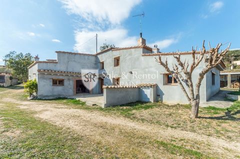 Beautiful large farmhouse with approximately 500 m2 on a fenced portion of about 20000 m2 of land a few minutes from the center of Blanes and its beaches The main house has a large entrance area which leads to a beautiful living room with a fireplace...