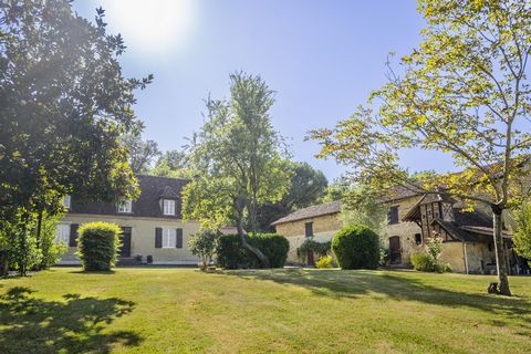 In its bucolic, quiet setting, this large stone building has been completely renovated. Offering approximately 350 M2 of living space and more than 2 hectares of land, this fantastic property offers 5 bedrooms, including one on the ground floor with ...