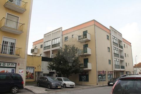 3 BEDROOM APARTMENT - GRANJA DO ULMEIRO, SOURE Apartment with 125 m2, large rooms, with living room equipped with fireplace, kitchen, pantry, three bedrooms, one of them suite with bathroom. Two bedrooms with wardrobes. Large balcony. Pre installatio...