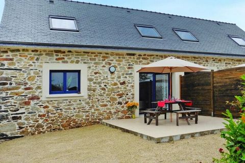Bright and friendly stone house, in addition to the private terrace, the front garden offers space for sun loungers and additional seating. From here you can enjoy a beautiful view of the sea. shoreline leads to the first small sandy cove in minutes....