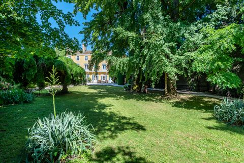 Burgundy, in the heart of town, close to all amenities, come and discover this beautiful family home built in the 19th century and built on 3 levels (167 m2, 168 m2 and 161 m2). Built in a closed and magnificently landscaped park of 2,500 m2 (includi...