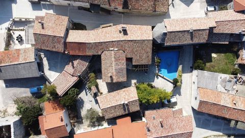 In the old town of Gračišće we present you this unique property. These are three stone houses with a common enclosed yard in which the pool is located. They date from the 18th century, completely restored in 2010 decorated with wooden beams and authe...