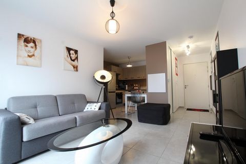 CAMBO close to shops and amenities, in a recent secure residence, T2 of 40 m² including living room with equipped kitchen area, bedroom with cupboards, bathroom, toilet. You will enjoy a sunny terrace and the modernity of this property. Private parki...