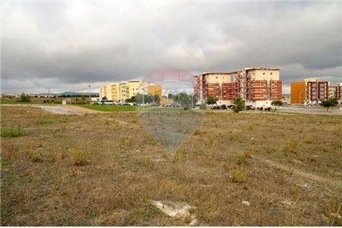 Lote de terreno inserido na Urbanização Parque das Oliveiras, com uma área de 950m2 que permite a construção de um Hotel, uma Residência para Estudantes ou um edifício com 35 a 60 apartamentos, dependendo das tipologias, com uma localização privilegi...
