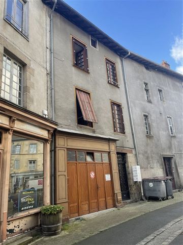 Renovated building, which consists on the ground floor: a garage which is currently rented by two tenants (40 € each), with access to the small courtyard. On the first floor: a 54m² T2 apartment (rented € 430). On the second floors: a 59m² T2 (rented...