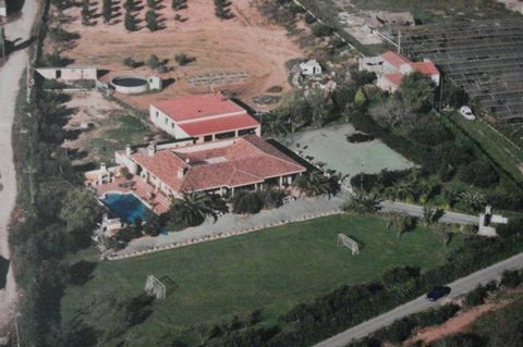 Villa (déclarée propriété rustique) dans la région de Santa Oliva Sin Zona, 400 m. de surface, 17000 m. de terrain, 30 m2 de terrasse, 5000 m. de la plage, 5 chambres doubles, 3 salles de bains, propriété en bon état, orientée sud, sol en céramique, ...