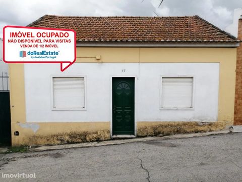 Property without license of use - license at the expense of the new owner. Property not available for visits (corresponds to the undivided part of 50%), is occupied, being marketed in this condition. Townhouse V2 of 2 floors with patio in Riachos, To...