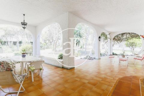 Beautiful villa located in one of the most exclusive urbanizations of the city of Valencia, surrounded by pine forest, a unique natural landscape, and just twenty kilometers from Valencia and 15 from the airport, very well connected by highways. The ...