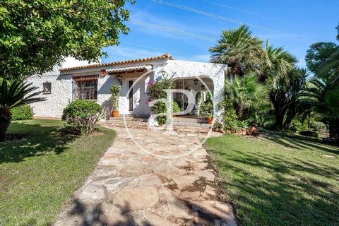 180 sqm house with Terrace and views in El Vedat, Torrent.The property has 5 bedrooms, 3 bathrooms, swimming pool, fireplace, parking space, air conditioning, fitted wardrobes, laundry room, garden, heating and storage room. Ref. VV2110023 Features: ...