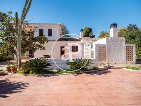 234 sqm house with Terrace and views in Los Monasterios-Alfinach, Puzol.The property has 5 bedrooms, 3 bathrooms, swimming pool, fireplace, parking space, air conditioning, fitted wardrobes, laundry room, balcony, garden, heating and storage room. Re...